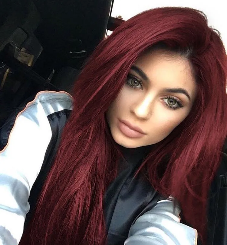 Kylie Jenner’s dezvăluie o transformare majoră a părului său în timp ce pozează într-o casă de lux
