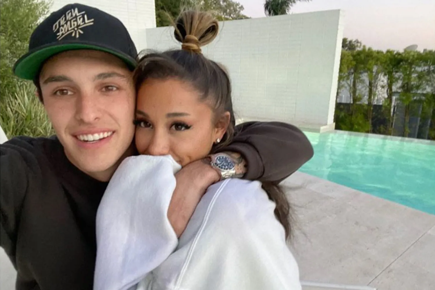 Ariana Grande și logodnicul ei Dalton Gomez se bucură de o întâlnire de noapte în L.A.