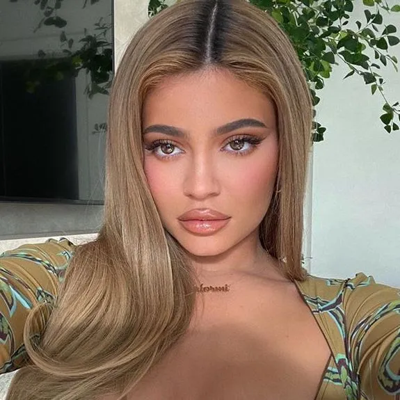 Secretul lui Kylie Jenner de umplere a pielii se poate regăsi pe Amazon, cu 40% reducere