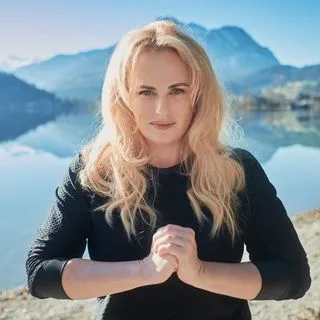 Rebel Wilson și-a uimit fanii într-o ținută care a lăsat pe toată lumea cu gurile căscate