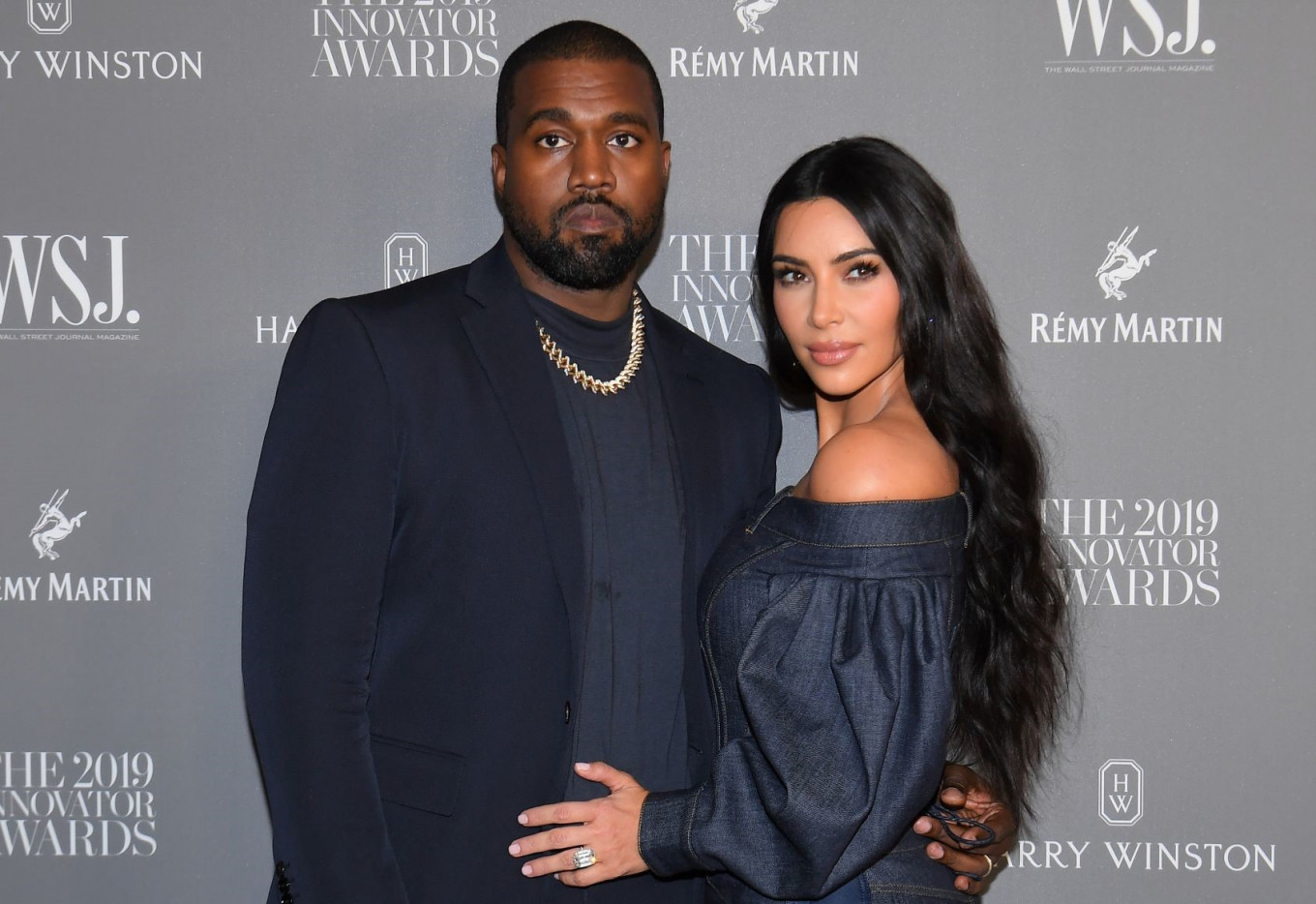 Kim Kardashian își arată sprijinul pentru soțul Kanye West în timp ce pozează în bikini – fanii reacționează