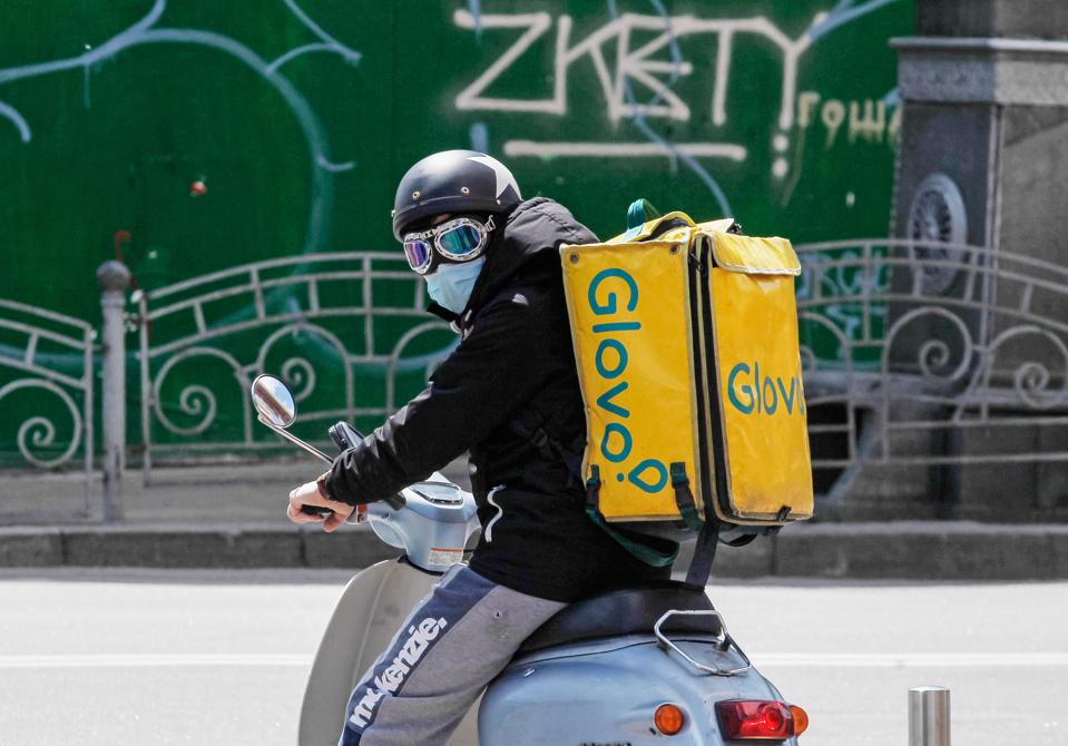 Olandezii cumpără uniforme de delivery man și plimbă câinii altora pentru a se elibera de lockdown