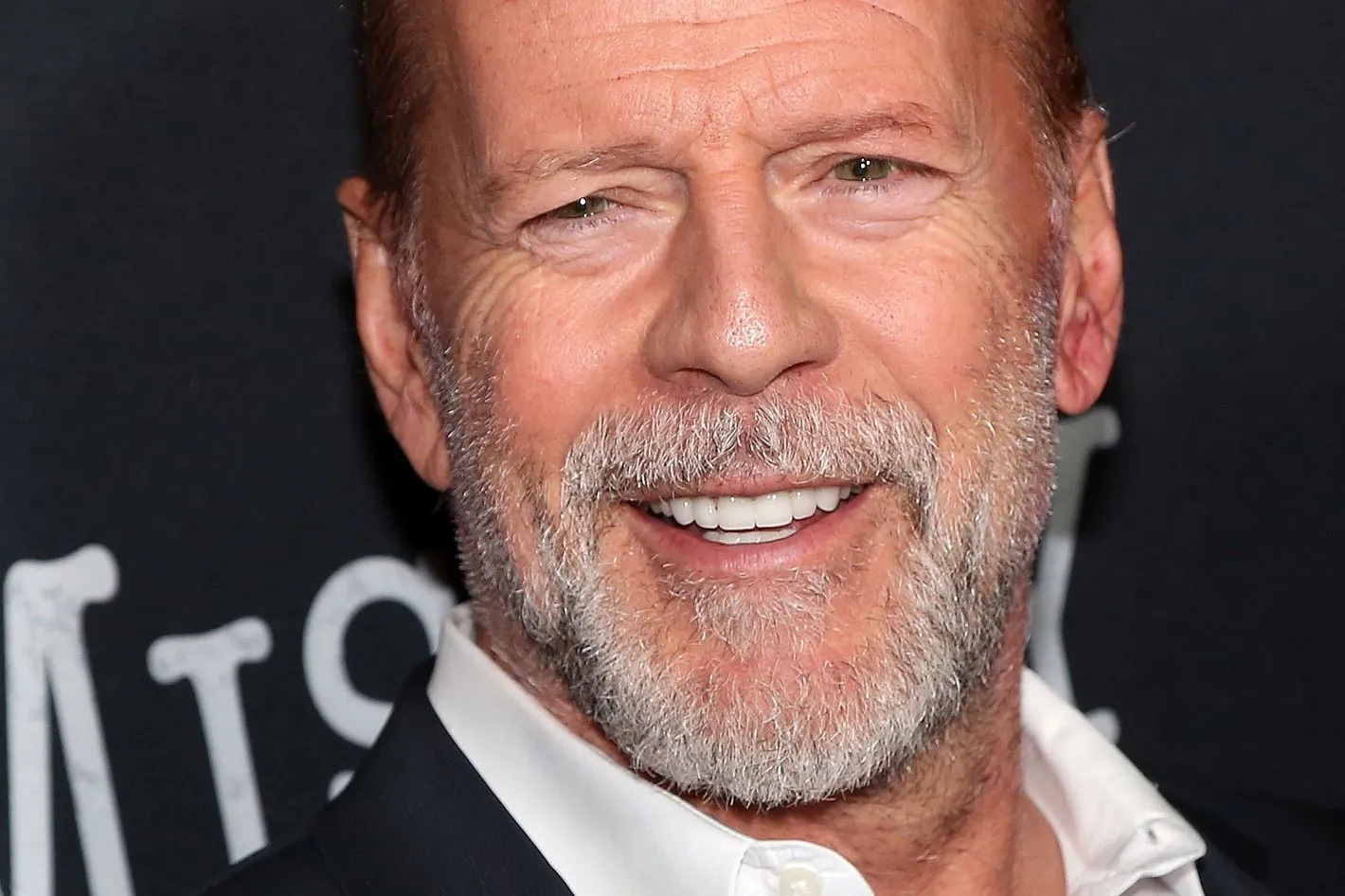 Bruce Willis recunoaște o „eroare de judecată” asupra măștii de protecție