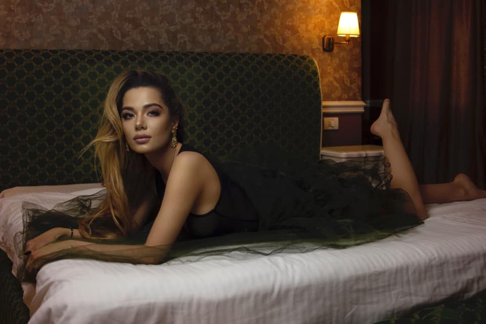 Interviu Airyen Vay: „Atunci cand scrii din experientele personale reusesti sa ajungi mai repede la sufletul ascultatorului”