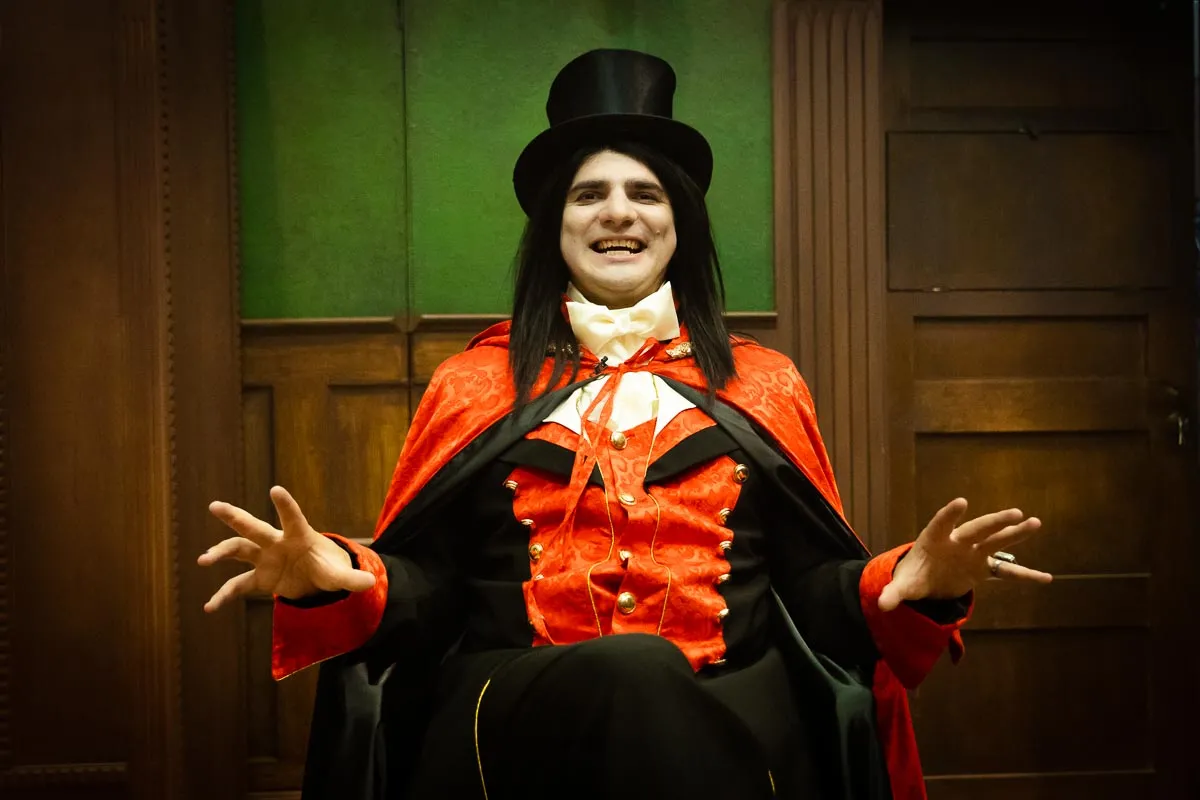 De Halloween, Alex Bogdan este vampirul Eduard si ne invita in Singura casa unde se poate da o petrecere!