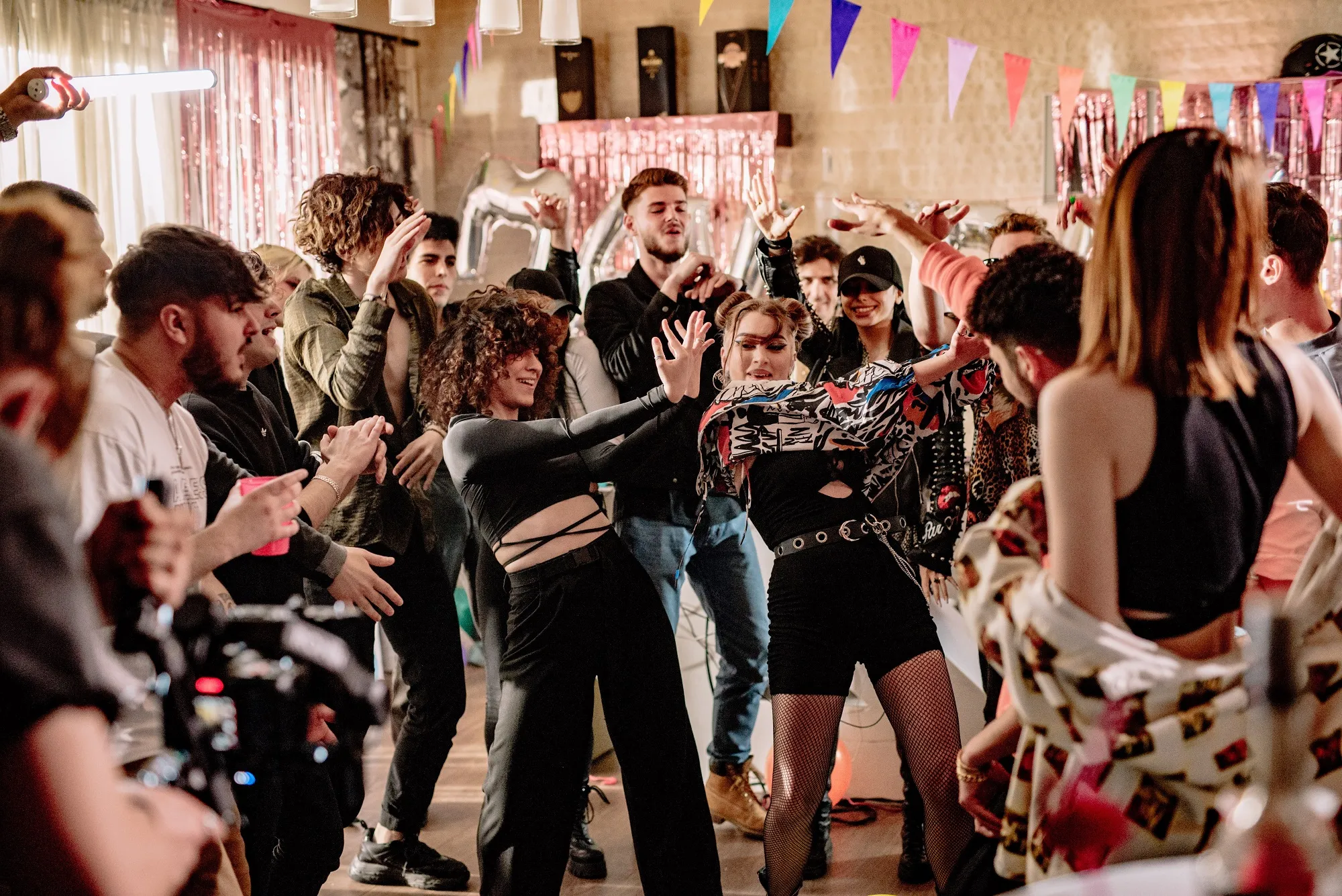 Ana Petcu s-a lansat in muzica prin single „Mayday”
