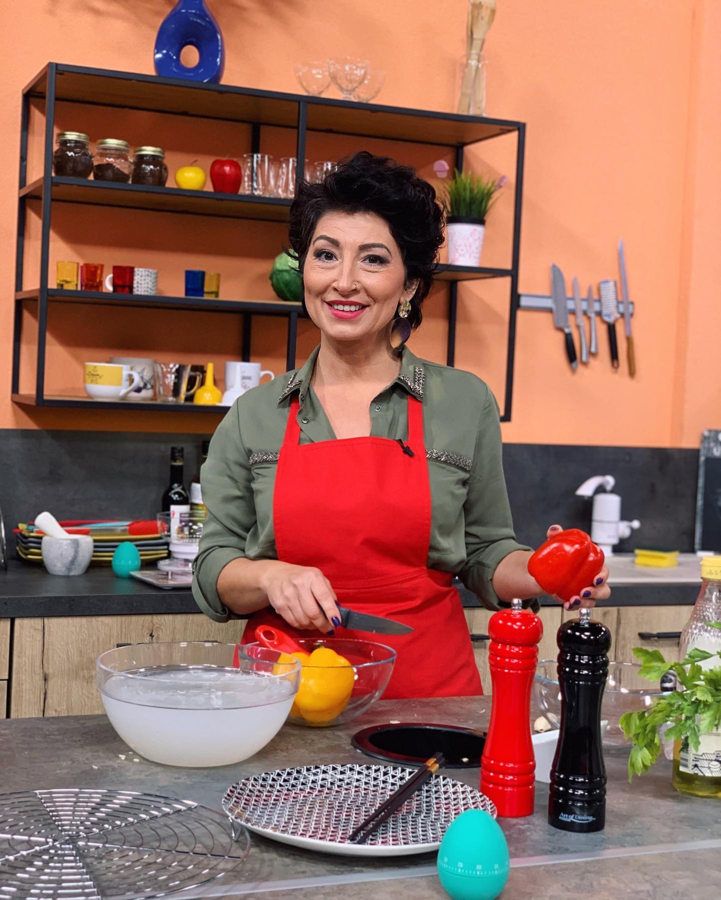 Inalt, brunet, suplu si peste 30 de ani – barbatul ideal pentru Angie Cobut. Se mai inscrie un chef cunoscut in standarde?