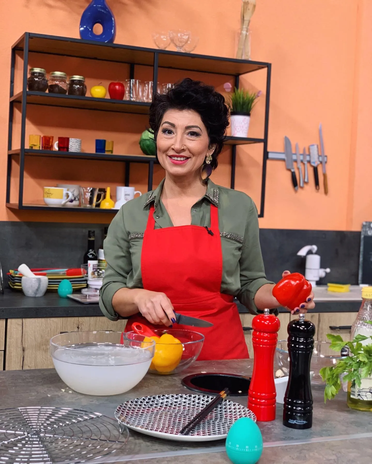Inalt, brunet, suplu si peste 30 de ani – barbatul ideal pentru Angie Cobut. Se mai inscrie un chef cunoscut in standarde?