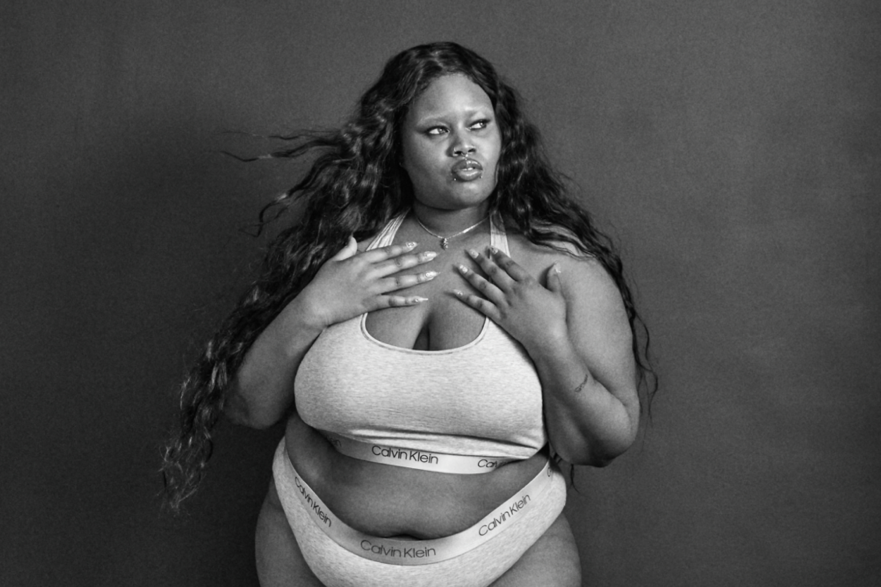 Calvin Klein sarbatoreste momentele definitorii ale calatoriei LGBTQIA +cu campania #proudinmycalvin