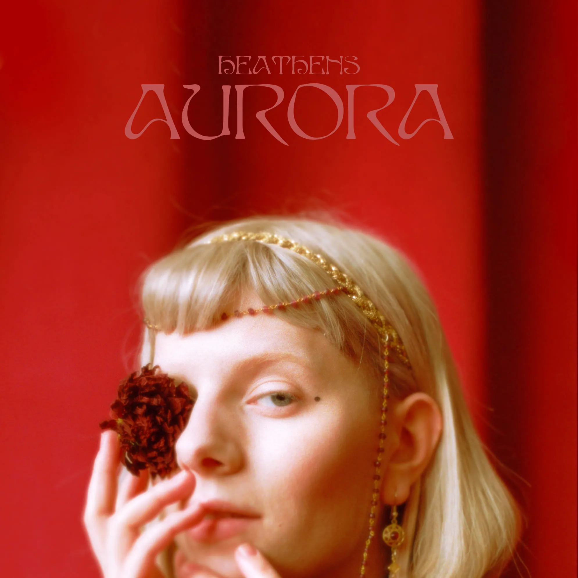Aurora a lansat noul single “Heathens”.