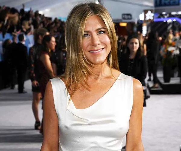Jennifer Aniston uimește cu transformarea părului în timp ce face fotografii cu Courteney Cox