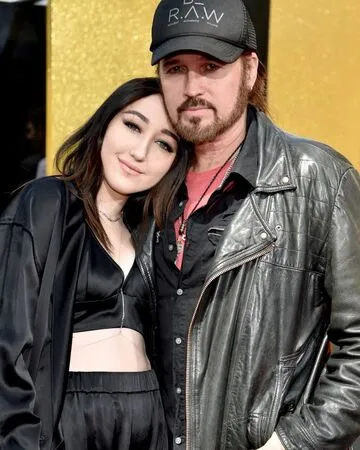 Billy Ray Cyrus îi oferă fiicei sale Noah, sfaturi înaintea primelor ei premii Grammy: „Visul se întâmplă”