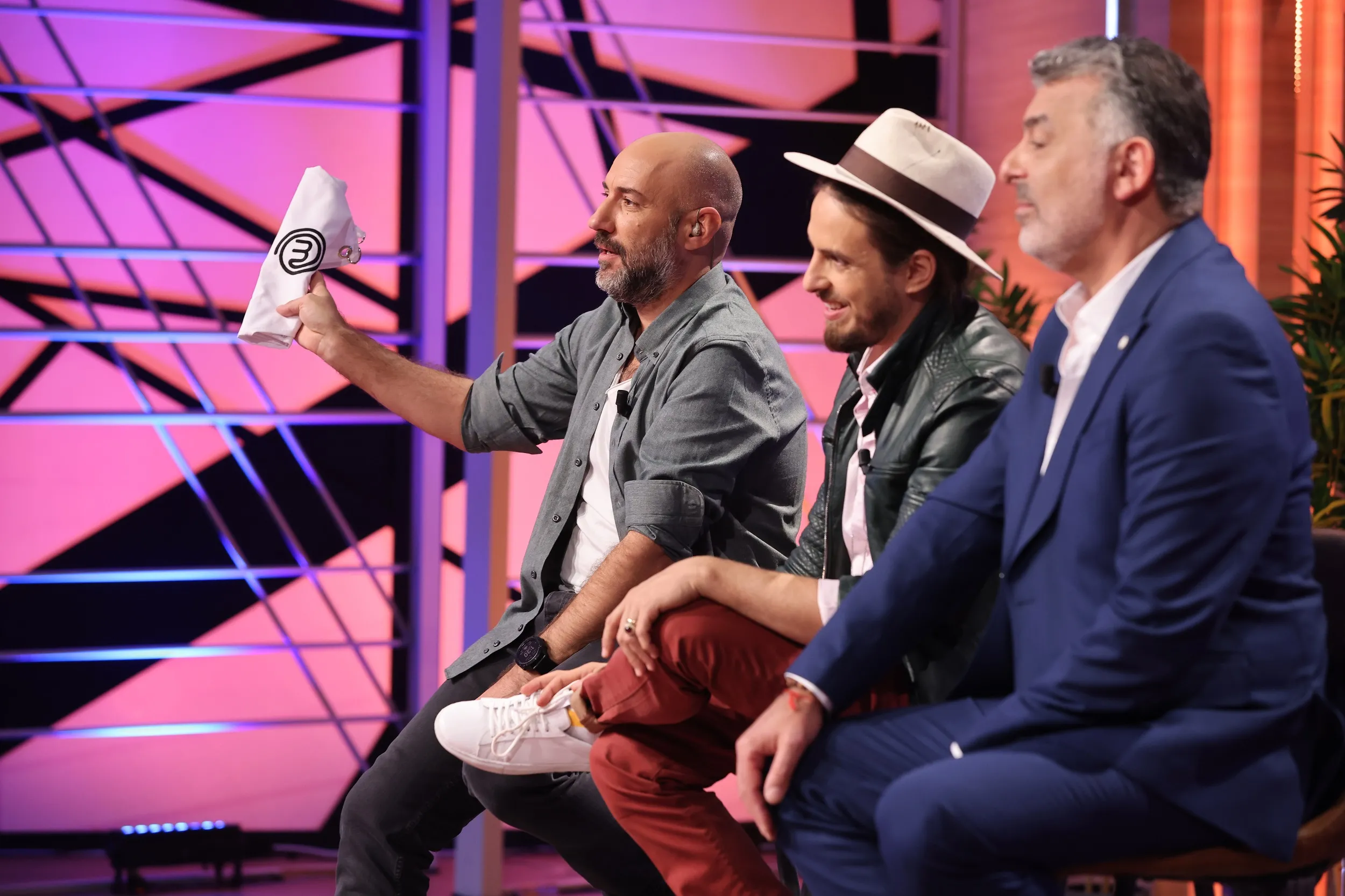 Astăzi, de la 20:30, se dă startul competiției celui mai cunoscut show culinar – MasterChef. „O să fac infarct, o să fiu primul concurent care moare, în direct, la televizor”