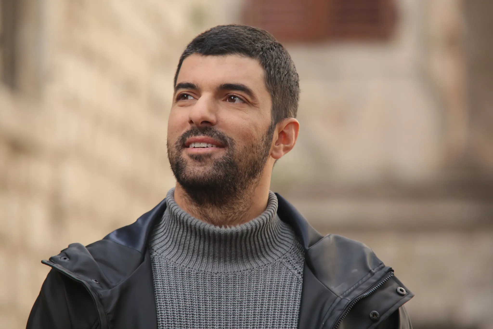 Cine e Engin Akyurek, actorul care joaca rolul principal masculin în „Fiica Ambasadorului”