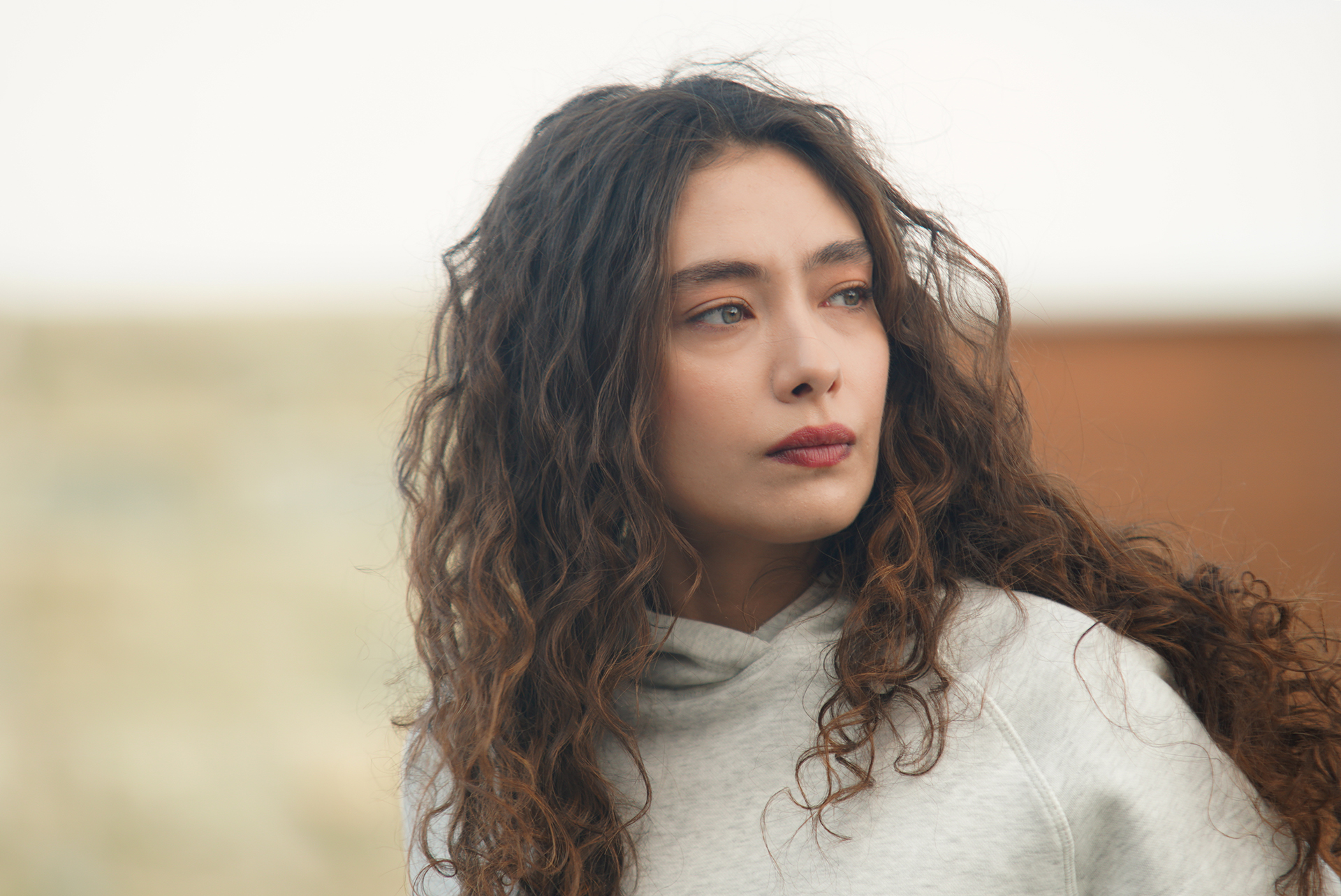 Neslihan Atagül, eroina serialului “Fiica ambasadorului”, care începe pe 3 ianuarie, la Kanal D, este considerată una dintre cele mai valoroase actrițe ale lumii
