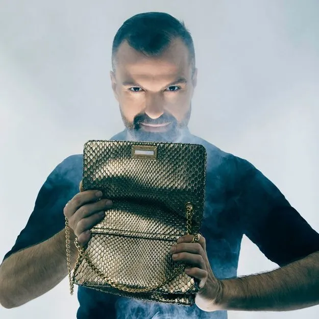 În profunzimea pandemiei, un designer de modă se îndreaptă spre a fi regizor