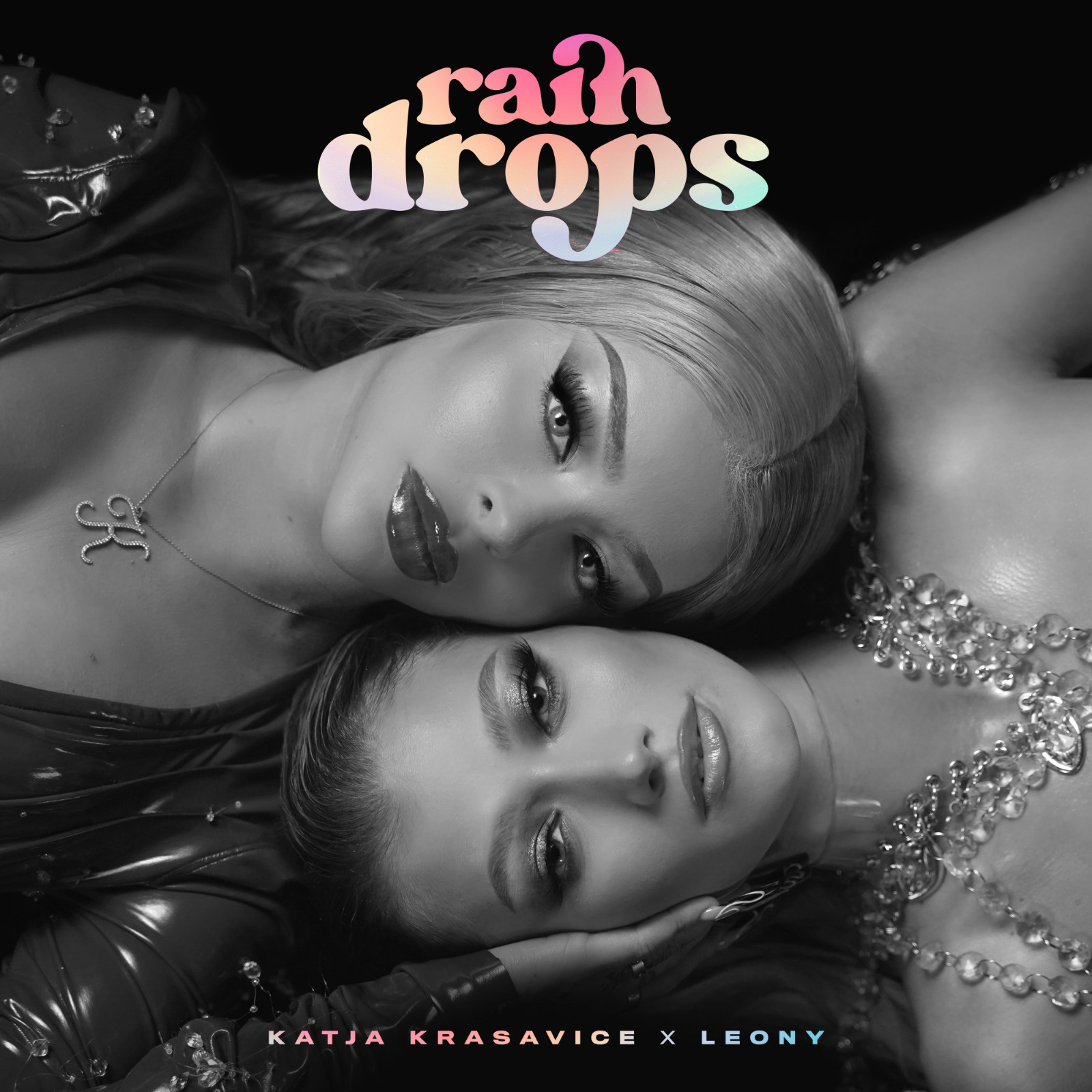 Katja Krasavice si Leony au lansat „Raindrops”, o melodie despre finaluri, dragoste de sine si vindecare