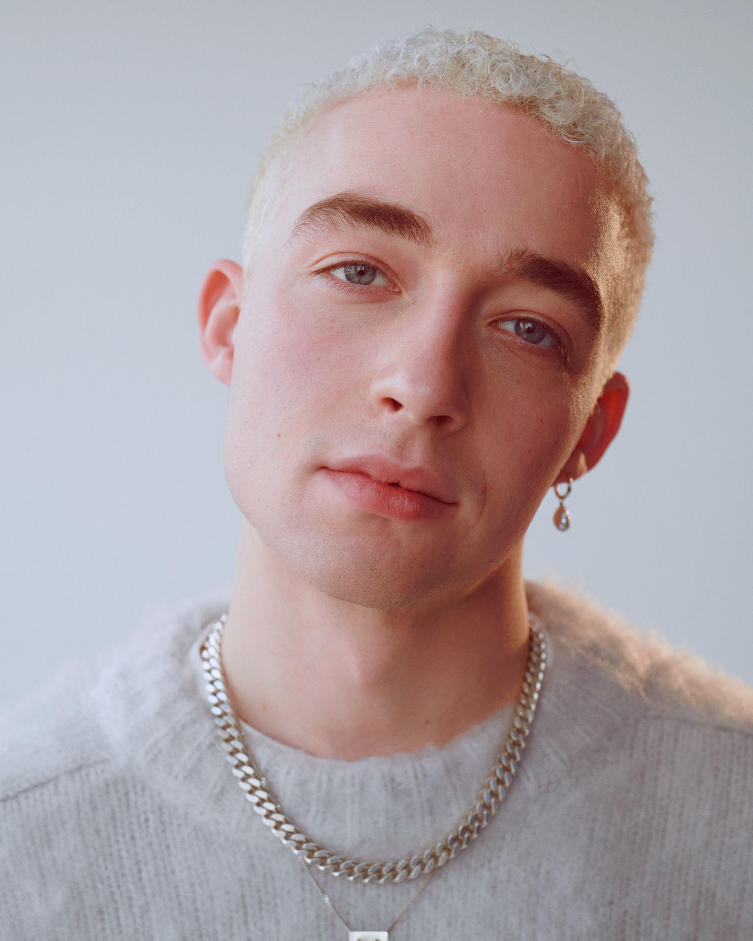 Maximillian lanseaza albumul sau de debut – „Too Young”