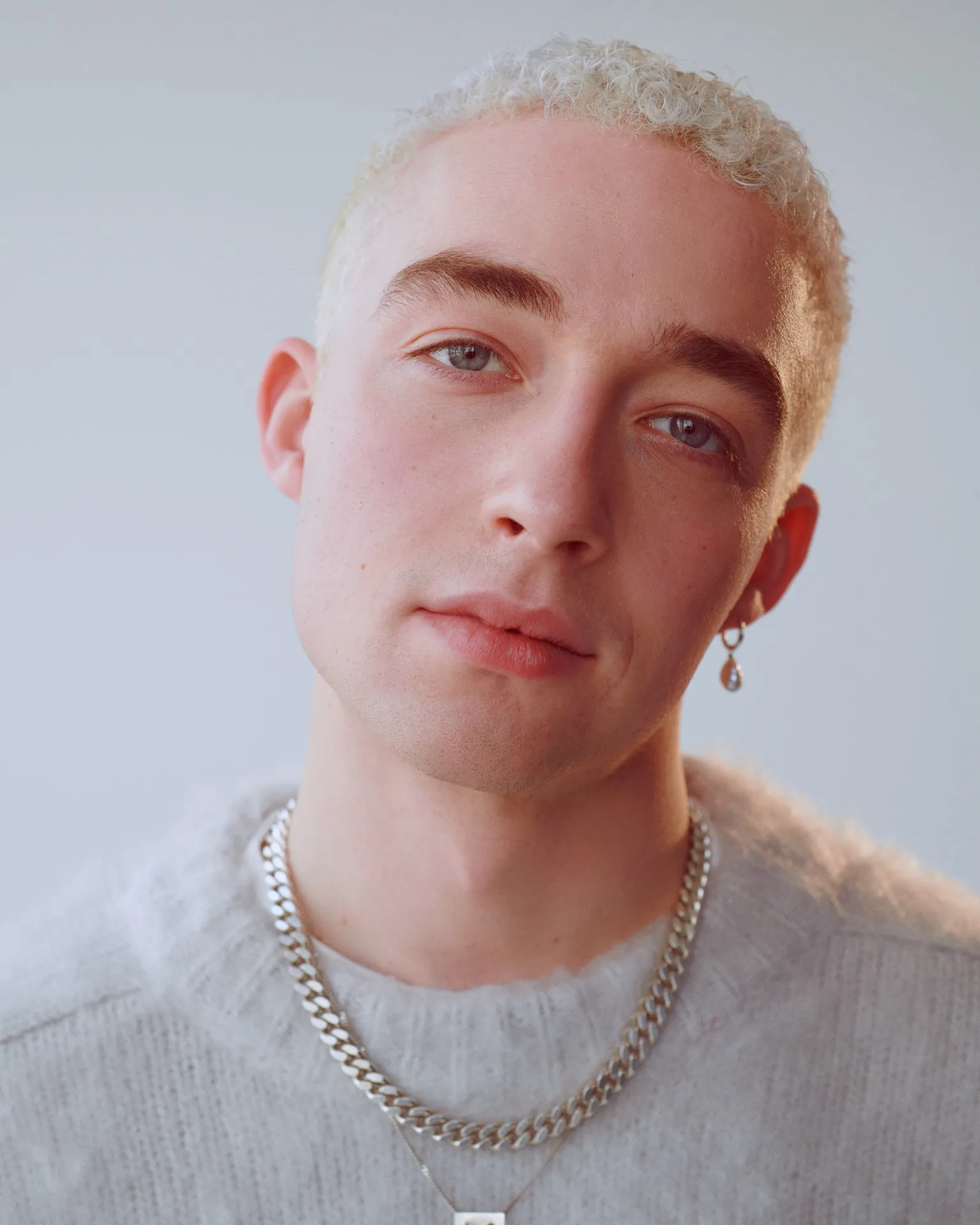 Maximillian lanseaza albumul sau de debut – „Too Young”