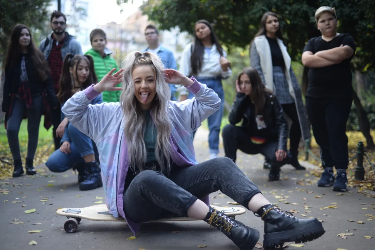 Olivia Addams, întâlnire emoționantă cu fanii care au luat parte la filmările pentru clipul piesei Are we there și un joc atipic de șa