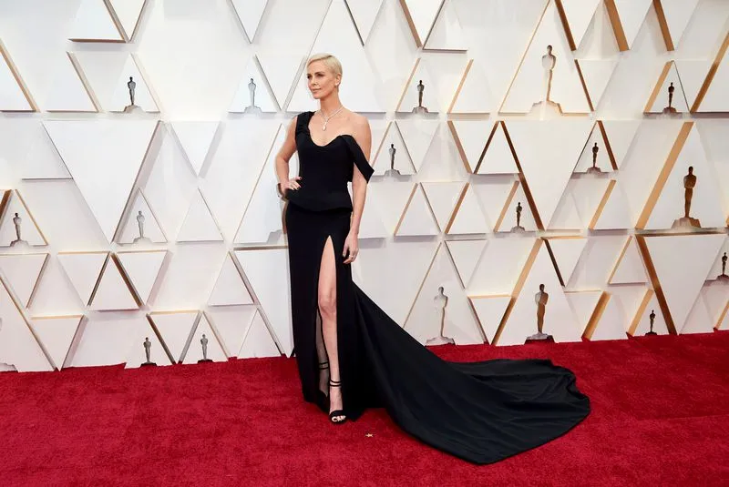 OSCAR 2020 – Ţinute spectaculoase pe covorul roşu: paradă de roz, negru şi mesaje brodate
