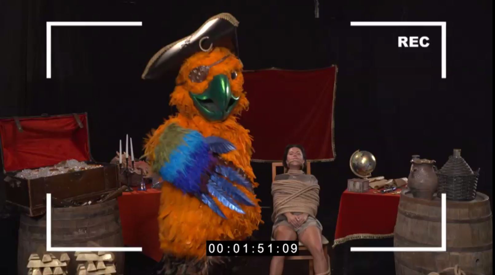 Papagalul se întoarce la Masked Singer și ia ostatic unul dintre detectivi