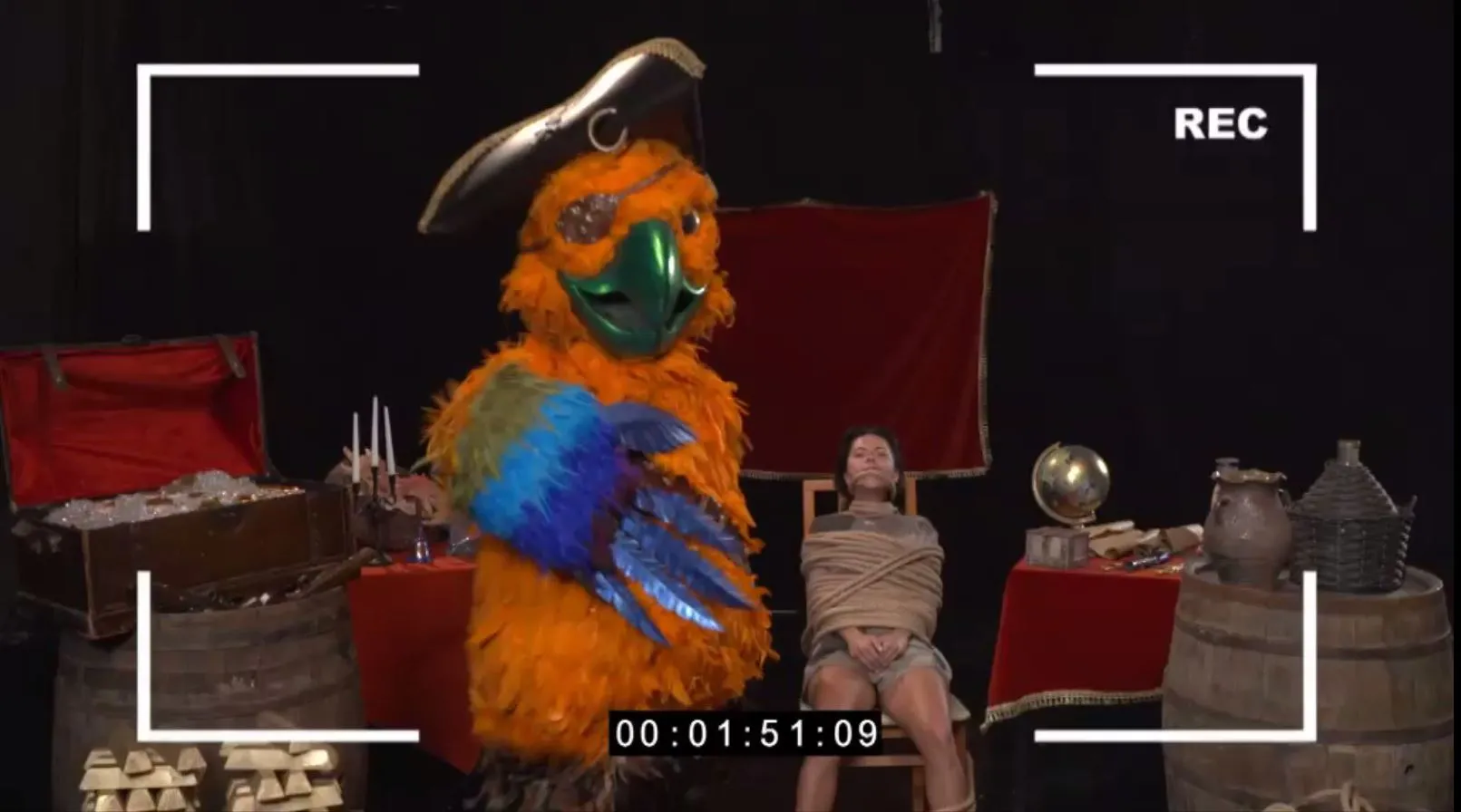 Papagalul se întoarce la Masked Singer și ia ostatic unul dintre detectivi