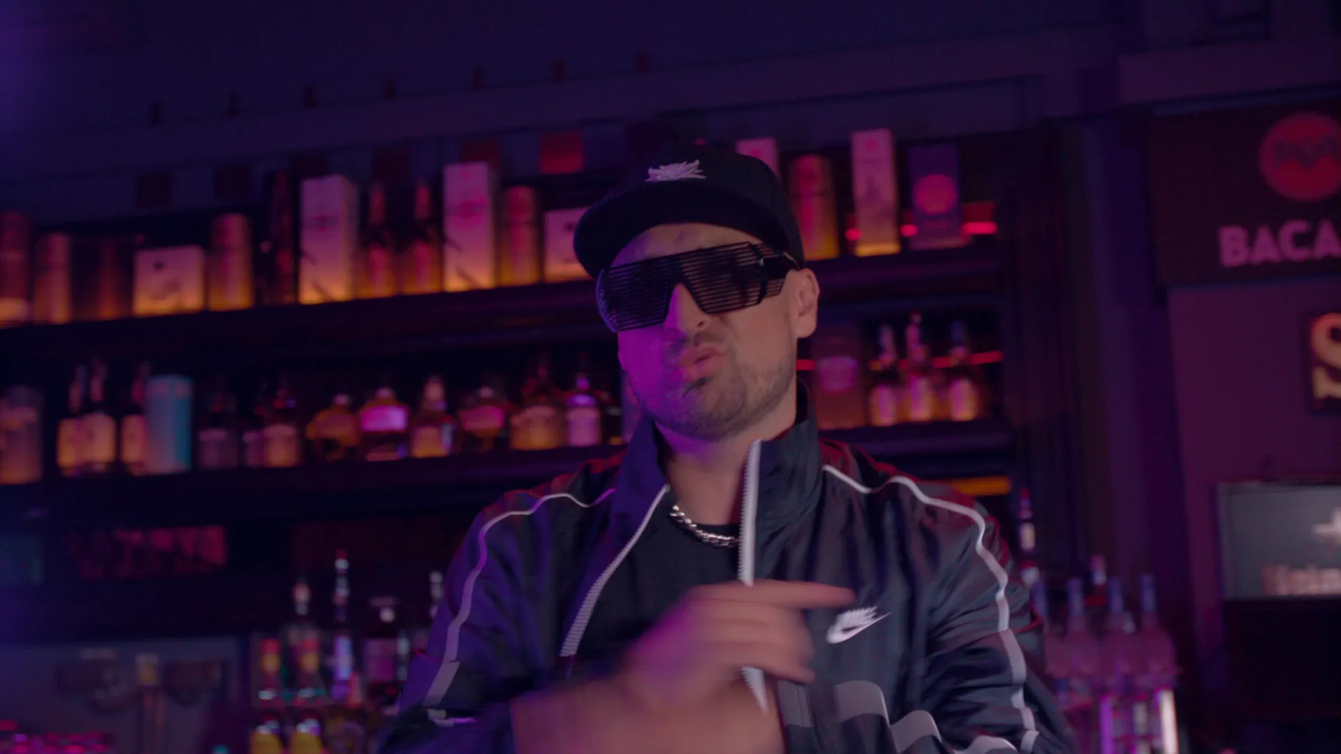 MR. VIK a lansat „Te Doi Gasolina”, o nouă piesă de dans din proiectul Friday Raggaeton
