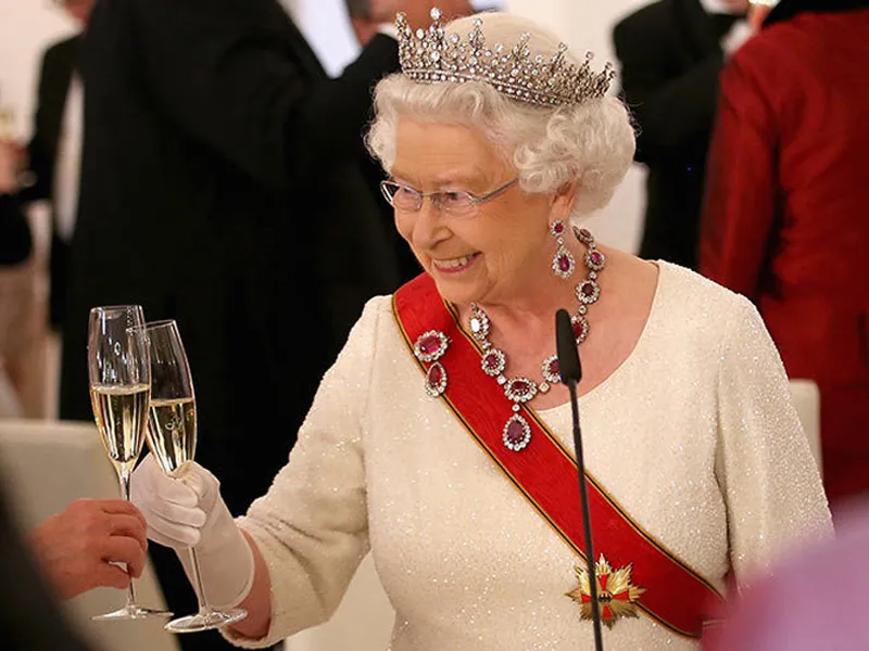 Cum obișnuiește Regina Elisabeta a II-a să mănânce bananele, dar și ce obiceiuri culinare are Majestatea Sa