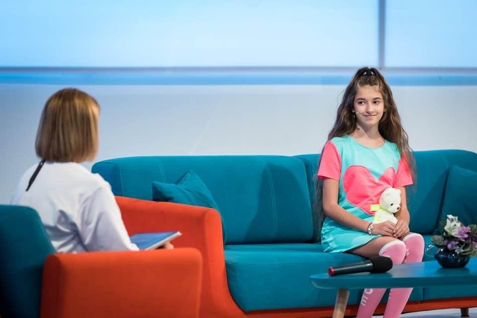 Marina Almăşan are un nou coprezentator! Cine e micuţa Sara şi ce va face în emisiunea „Femei de 10, bărbaţi de 10”