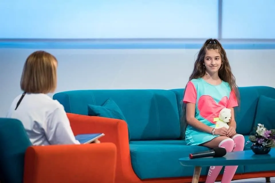 Marina Almăşan are un nou coprezentator! Cine e micuţa Sara şi ce va face în emisiunea „Femei de 10, bărbaţi de 10”