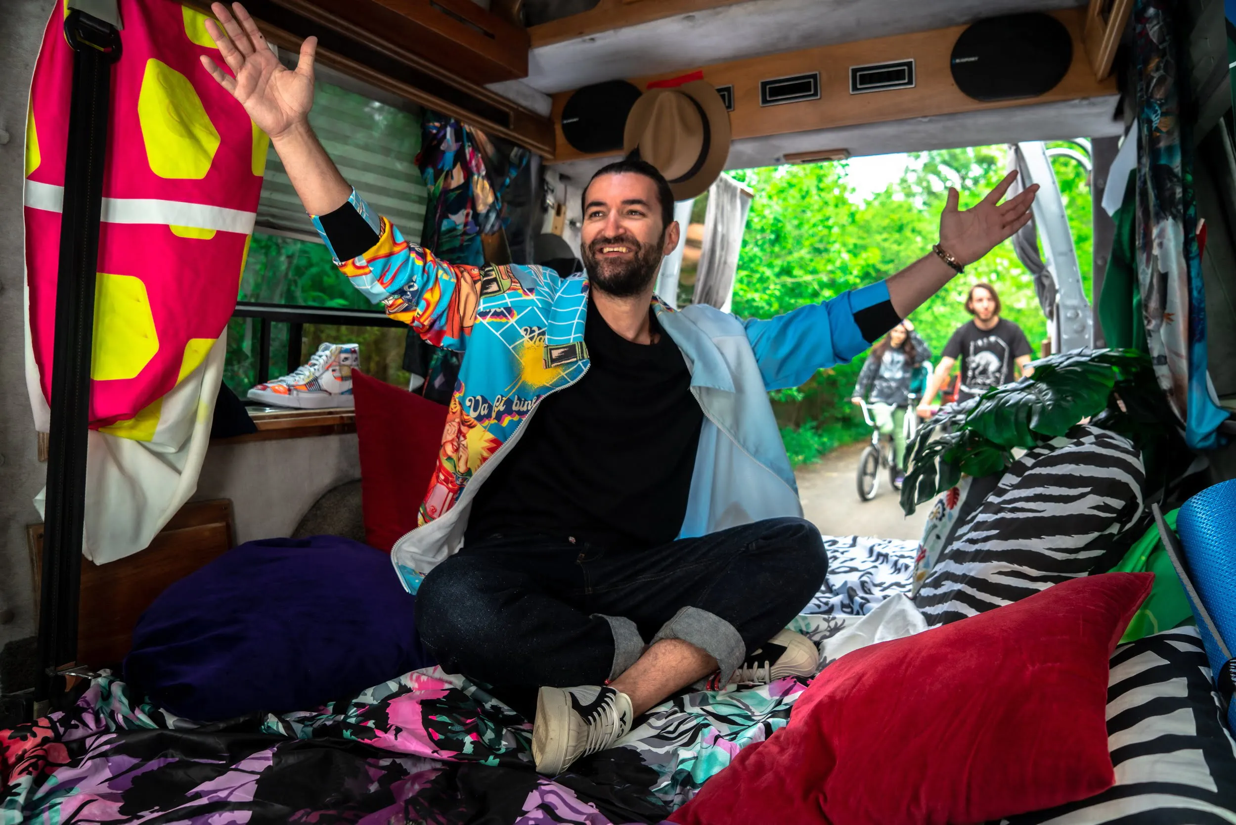 Smiley isi canta convingerea ca „Va fi bine” in noua piesa si noul videoclip!