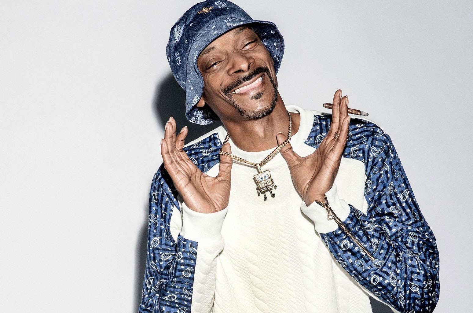 Snoop Dog s-a filmat în timp ce fumează și il ascultă pe Florin Salam!