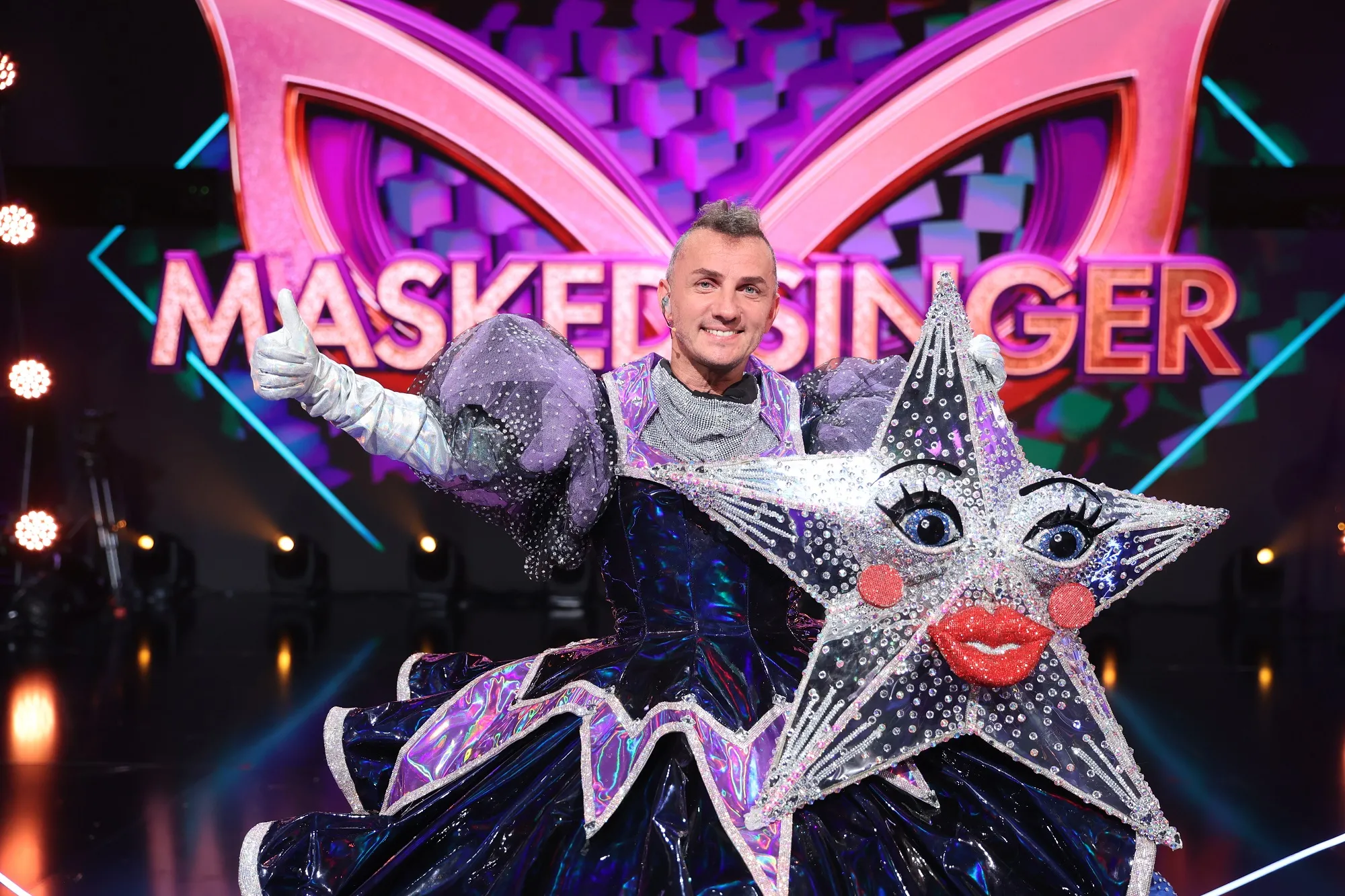 Steaua a parasit aseara show-ul Masked Singer Romania. Mihai Traistariu s-a ascuns in masca!