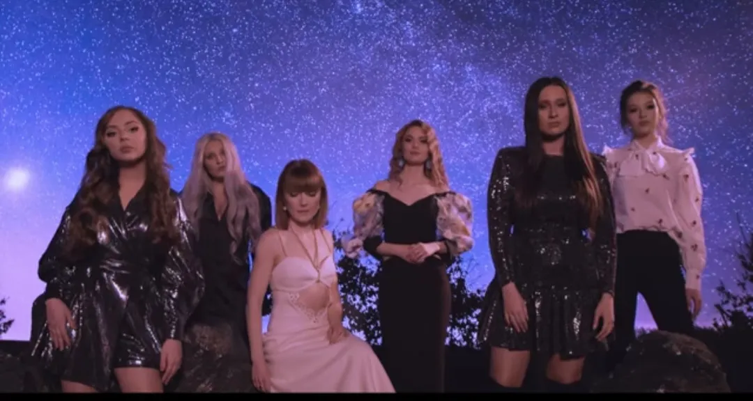Piesa speciala cantata de The Mood – Theo Rose, Jo, Cleopatra Stratan, Alexandra Ungureanu, Alessandra si Raluca Diaconu