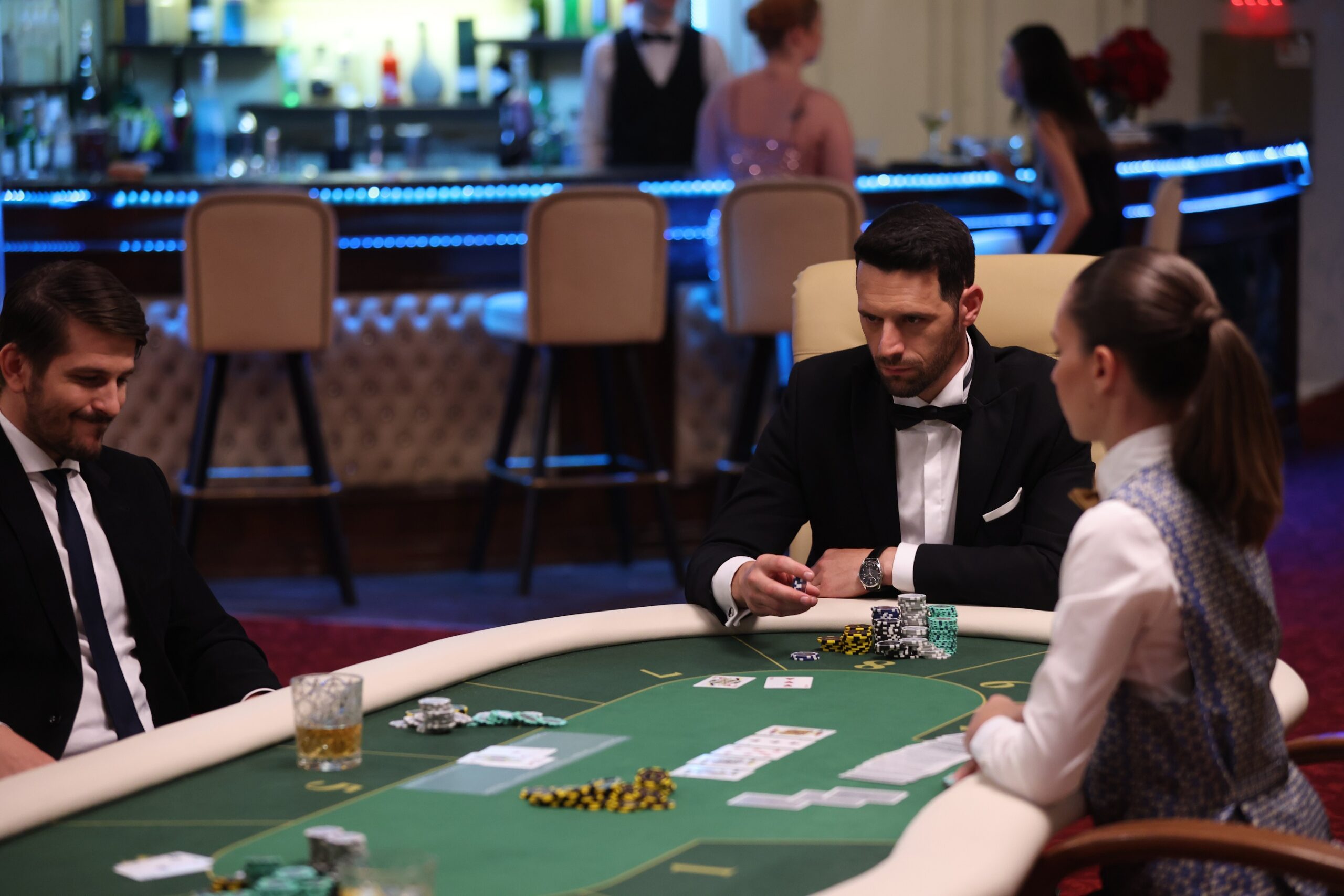 Vlad: ”E un bilet de intrare in casa dusmanului”. De la 21:30, actiunea se muta la turneul de poker de la cazino!