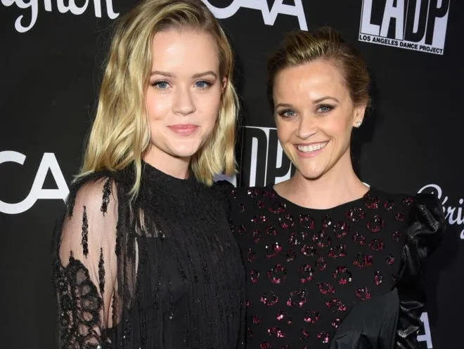 Fiica lui Reese Witherspoon, Ava, dezvăluie transformarea părului în lila, cu ocazia unei noi campanii