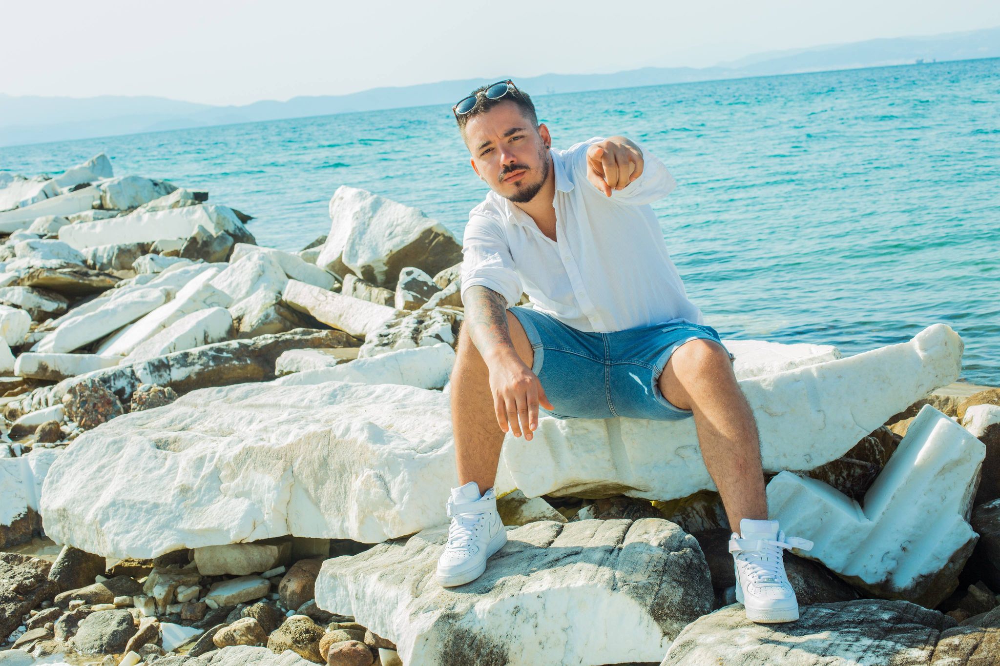 Adrian Țuțu a filmat videoclipul piesei „Merg pe mare” în Grecia