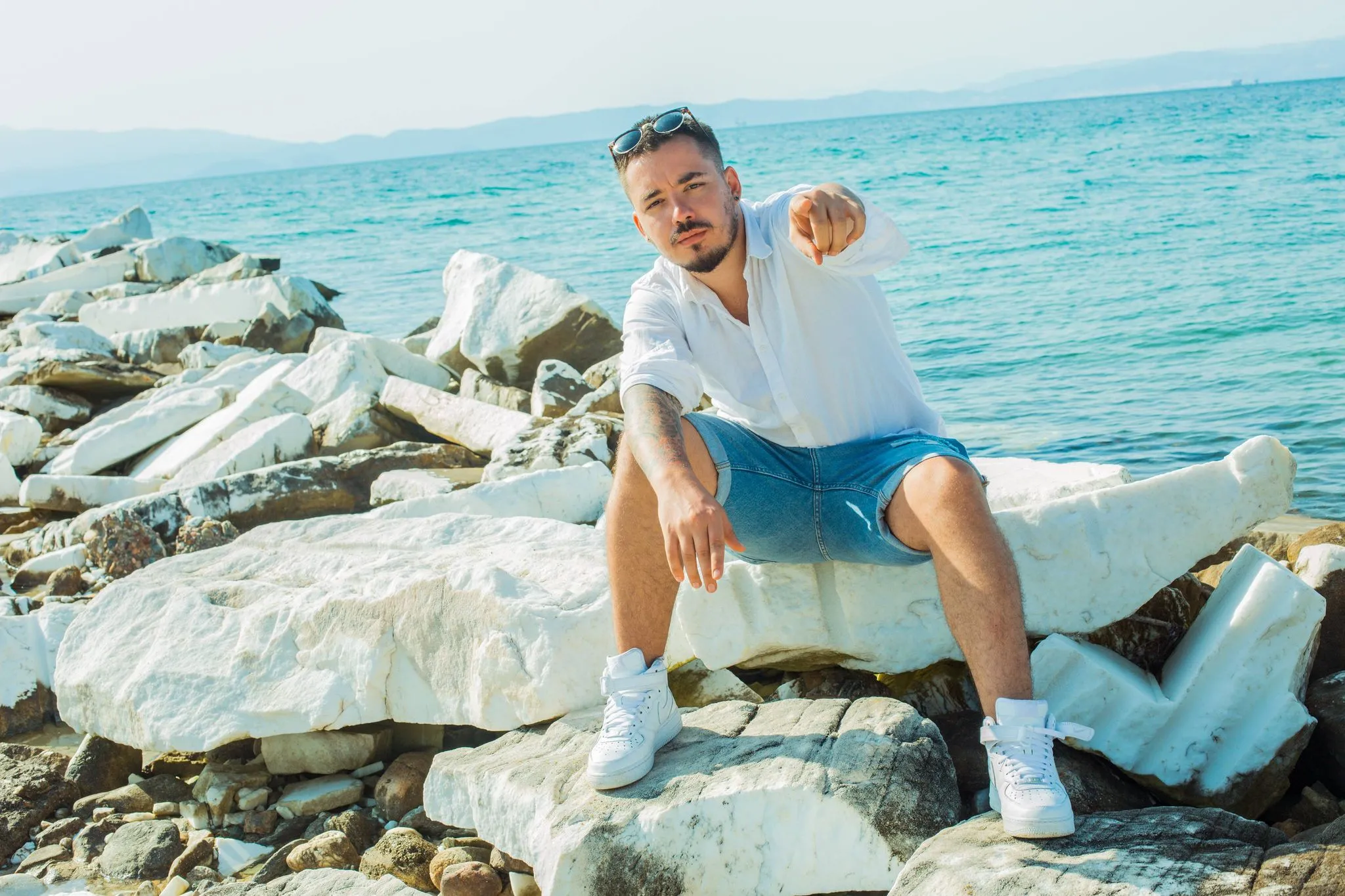 Adrian Țuțu a filmat videoclipul piesei „Merg pe mare” în Grecia