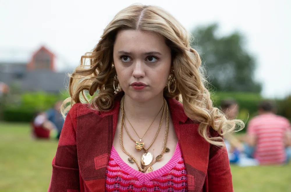 Aimee Lou Wood din „Sex Education”, despre filmarea scenelor de sex: „Ai o mahmureală de vulnerabilitate”