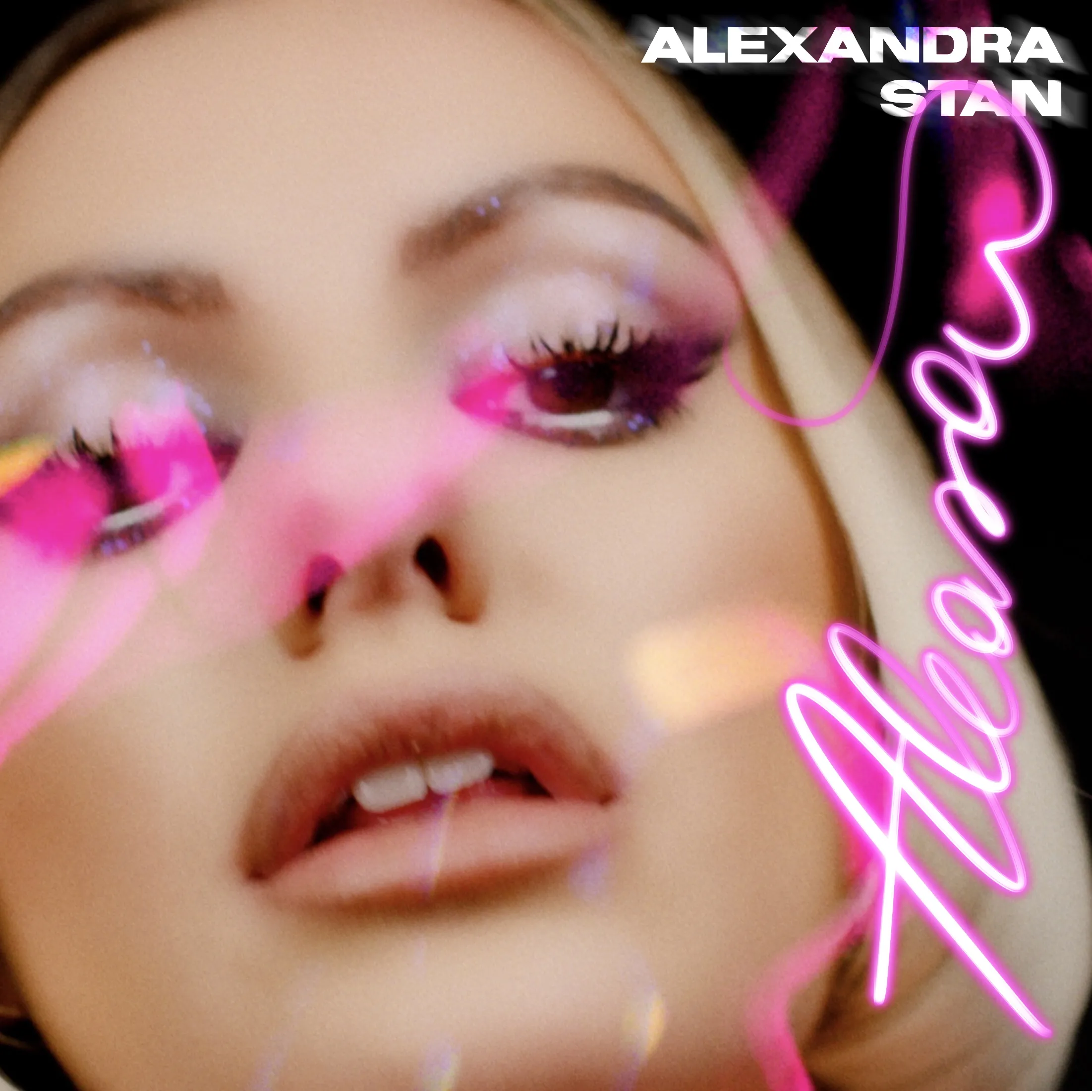 Alexandra Stan este aleasa inimilor! #Aleasă este noul single al artistei