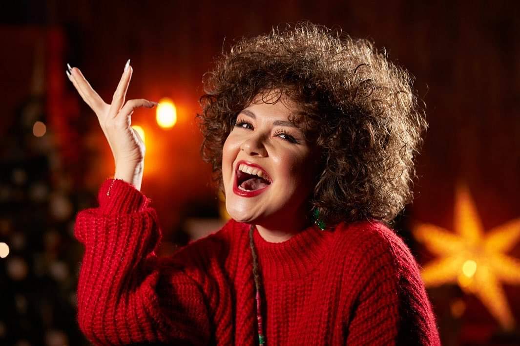 Alina Dinca a lansat videoclipul piesei de Craciun „Santa, find a way!”