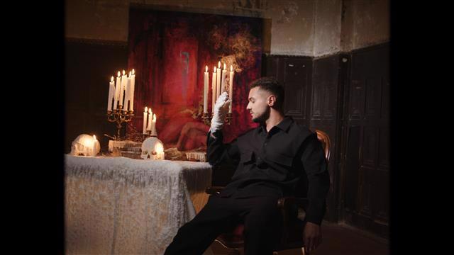 Corporatistul din Pipera care a ajuns, intr-o singura zi, in playlist-urile radiourilor din Romania