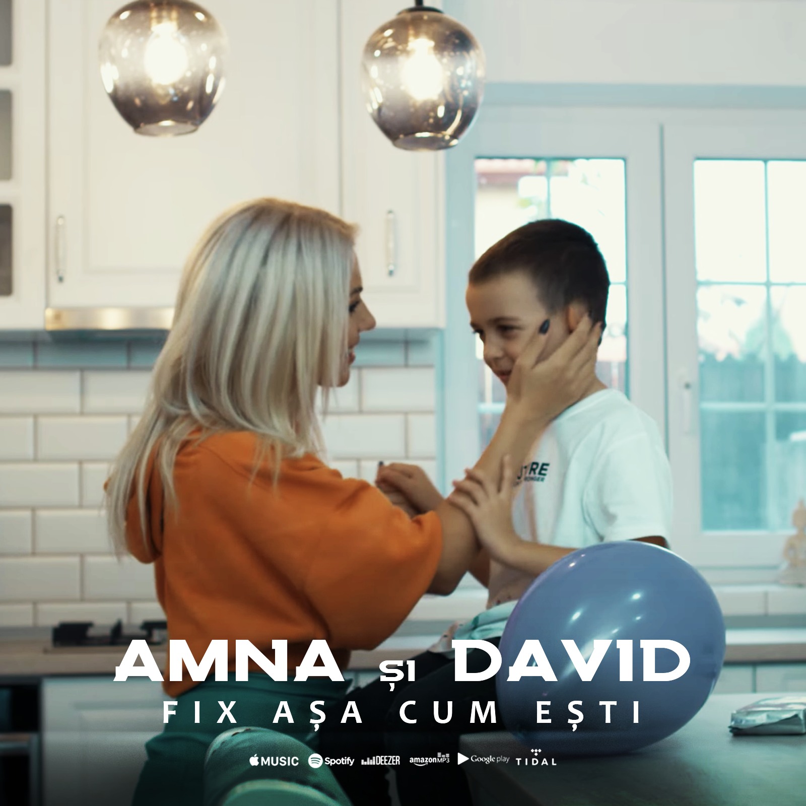 Amna, emoționată și fericită că fiul său, David, îi calcă pe urme. Cei doi au lansat „Fix așa cum ești”