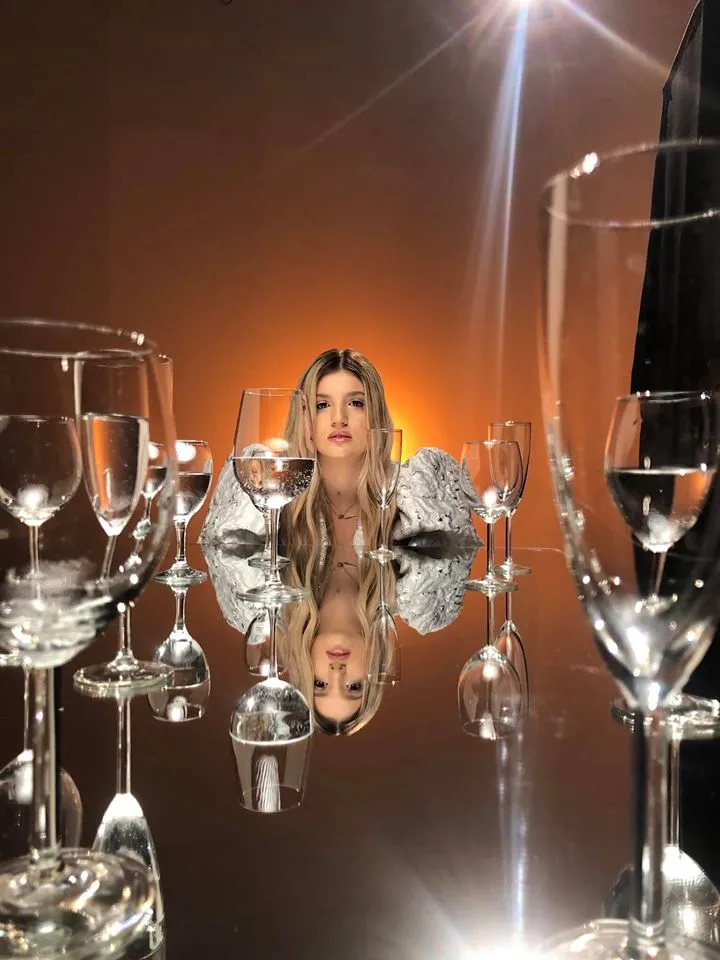 Interviu Anamaria Petrisor: „Denis Hanganu, colegul din videoclip, m-a ajutat sa ma destind la filmari”