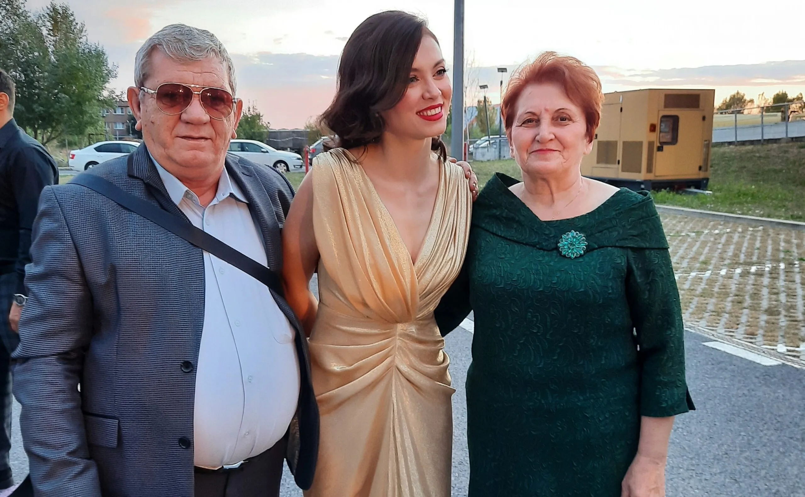 Anca Dumitra cu parintii si colegii din „Las Fierbinti” la premiera filmului „Complet necunoscuti”