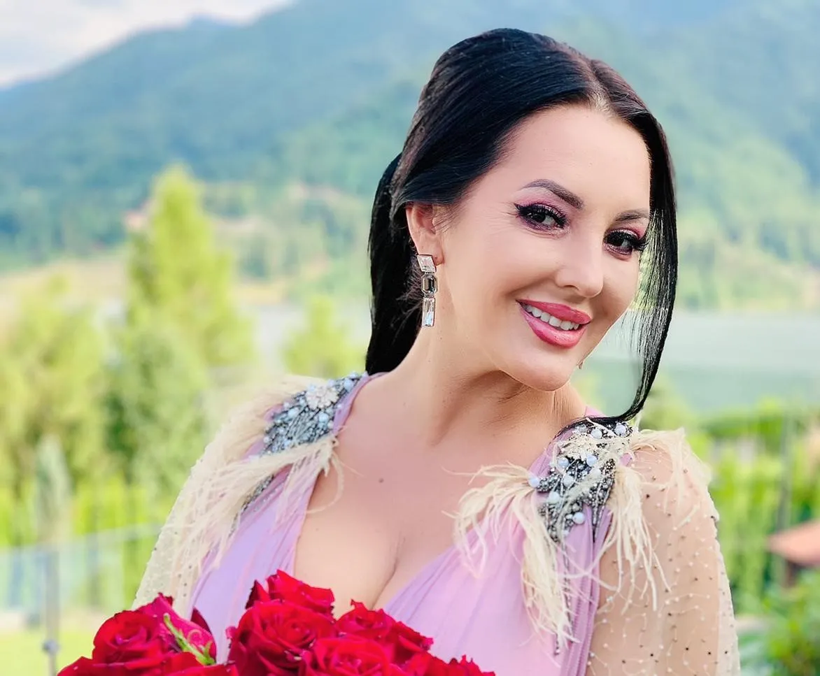Angela Rusu a filmat scene incendiare pentru videoclipul „Te iubesc la fel”