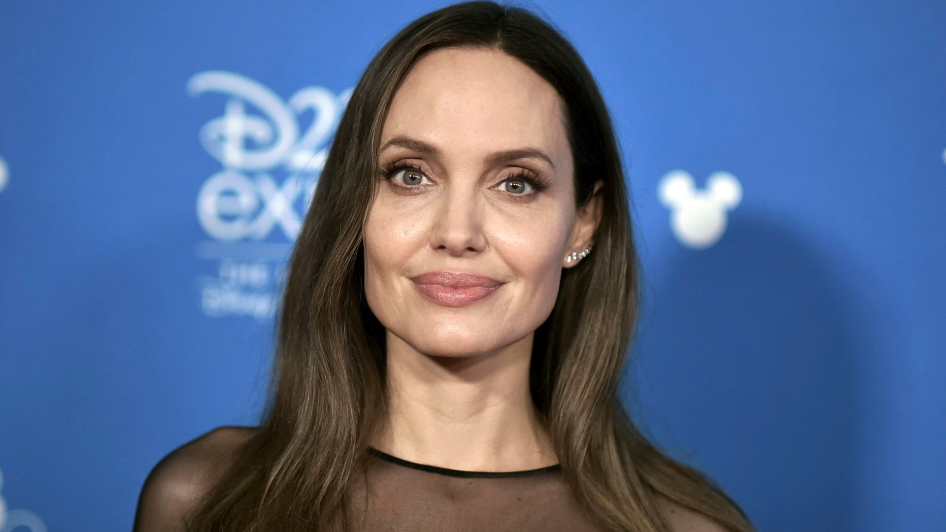 Cum sa ai buze senzuale pentru totdeauna ca Angelina Jolie! Descoperă noile tehnici ale momentului!