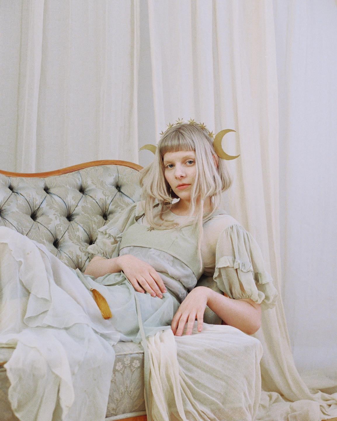 AURORA lansează piesa „Midas Touch”, inclusă pe coloana sonoră a serialului „Hanna”