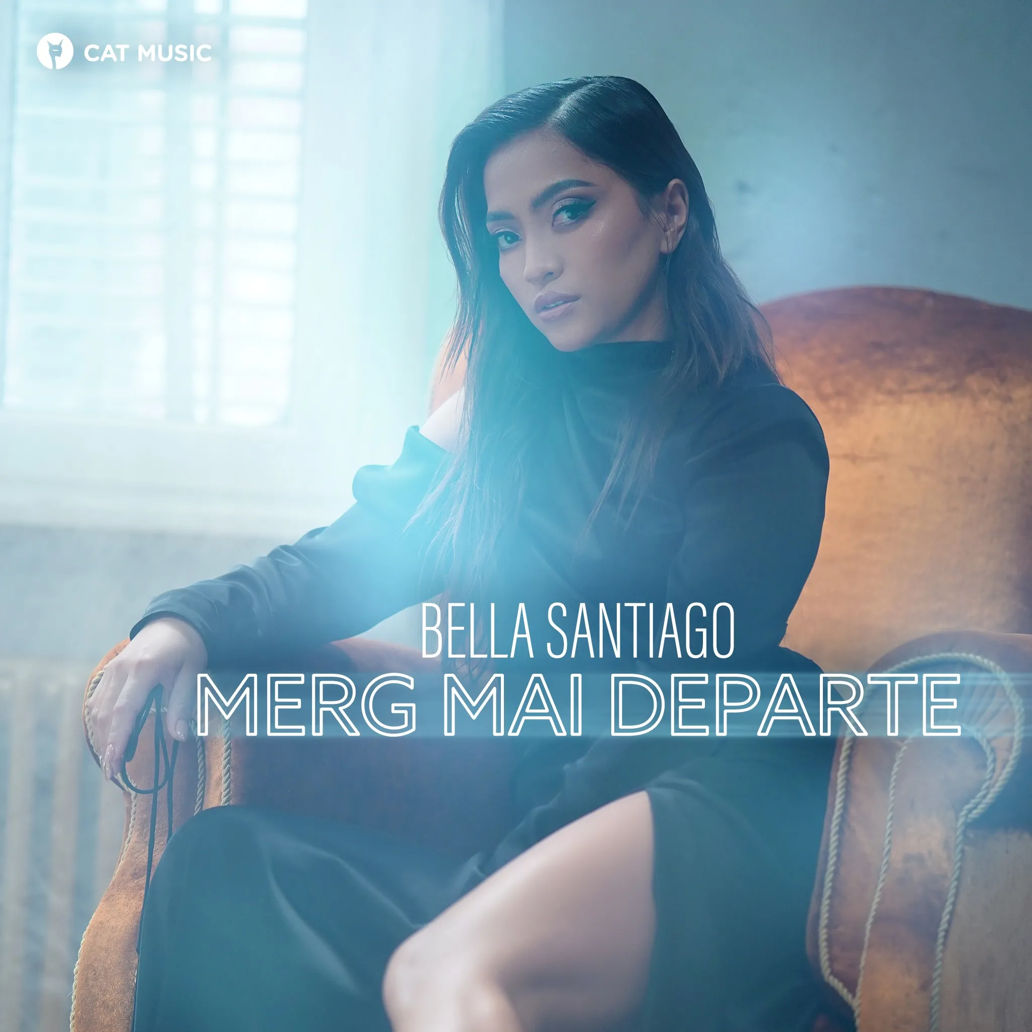 Bella Santiago a lansat videoclipul piesei „Merg mai departe”
